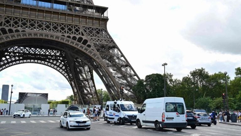 Dos turistas borrachos entran y pasan la noche en la Torre Eiffel