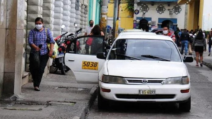 Sin transporte taxis extorsión