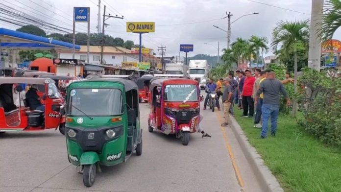 Mototaxistas denuncian clonación números