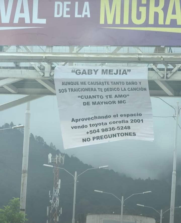 Pancarta cuelga de un puente peatonal