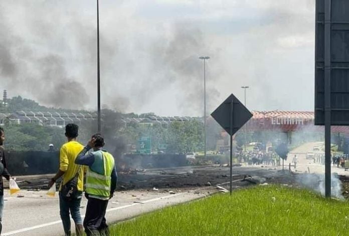 mueren en Malasia al estrellarse un avión en una autopista