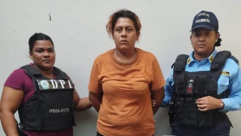 investigan maltrato de madre a niña