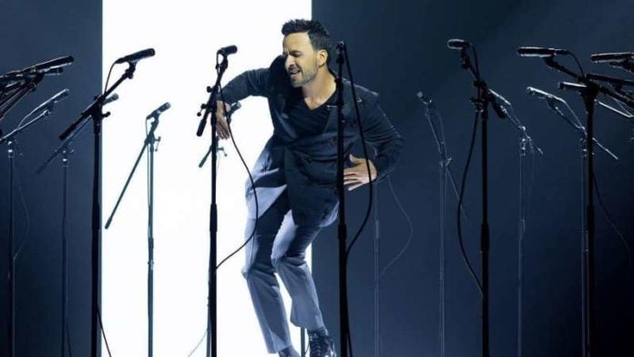 Luis Fonsi Pasa la página