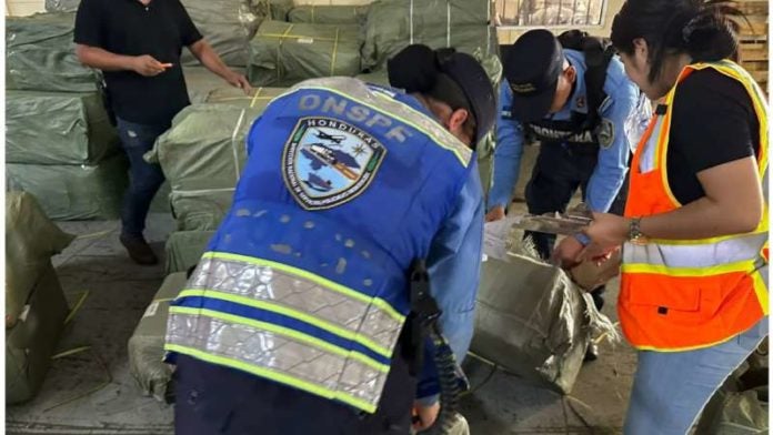 Decomisan mercadería en Puerto Cortés