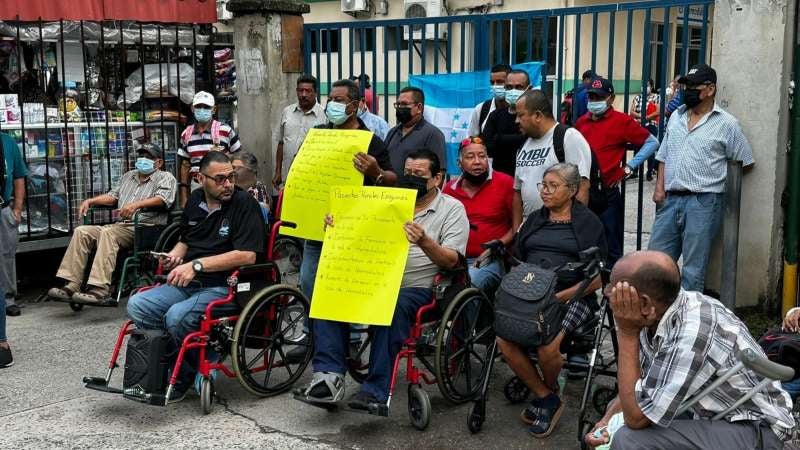 Pacientes renales protestan en SPS