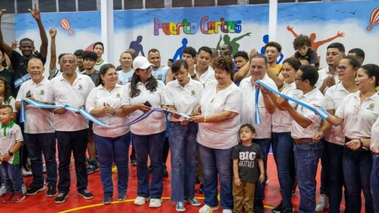 Inauguran gimnasio en Puerto Cortés