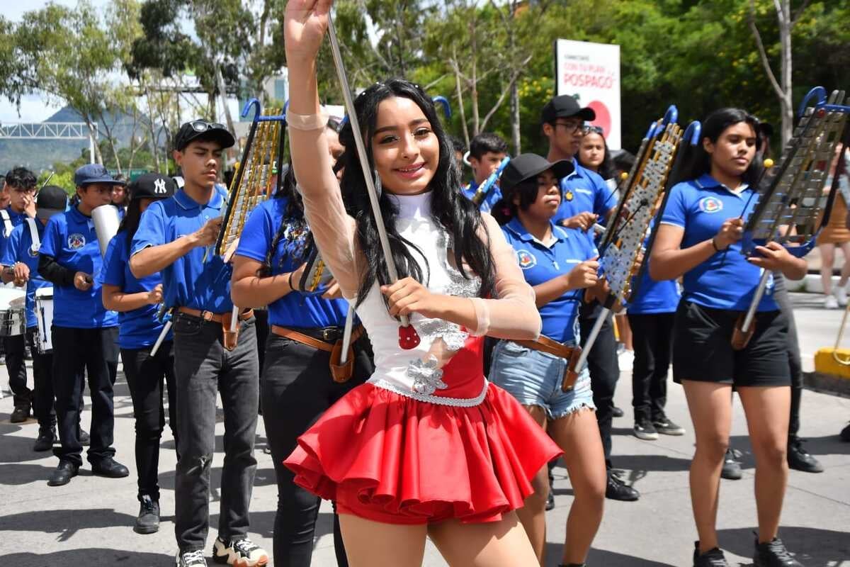 Al ritmo de palillonas y bandas marciales celebran los 445 años de Tegucigalpa
