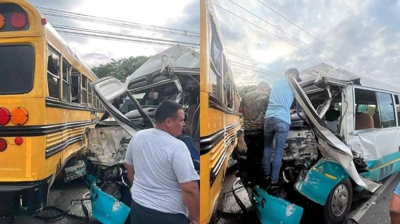 Buses chocan en Villanueva