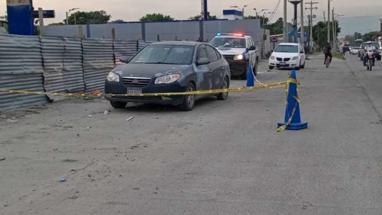 Hombre muerto dentro de un carro SPS