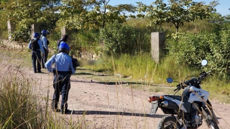 Ultiman a hombre en carretera que conduce a El Cimarrón en TGU