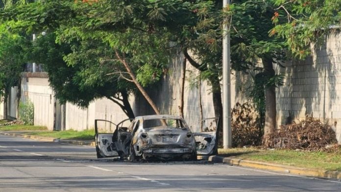 Carro calcinado.