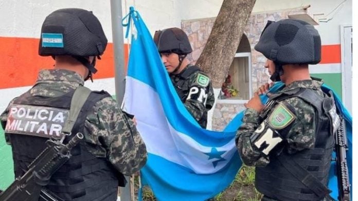 Video | Militares cantan el Himno Nacional en misquito en el Día de la Bandera