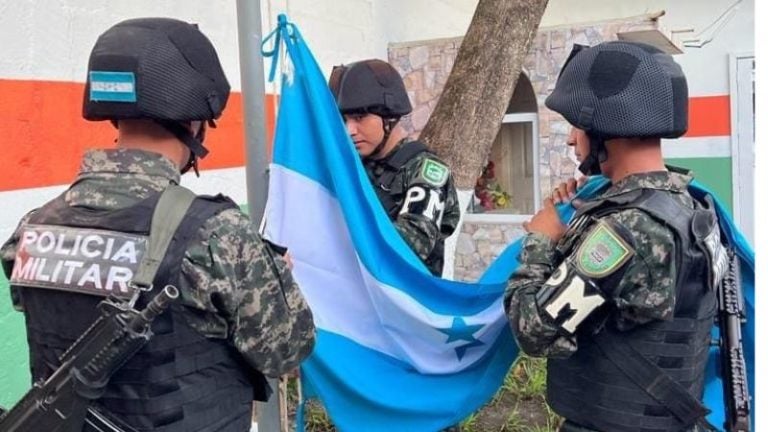 Video | Militares cantan el Himno Nacional en misquito en el Día de la Bandera