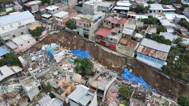 Ante falta de soluciones pobladores de la Guillen regresan a sus viviendas