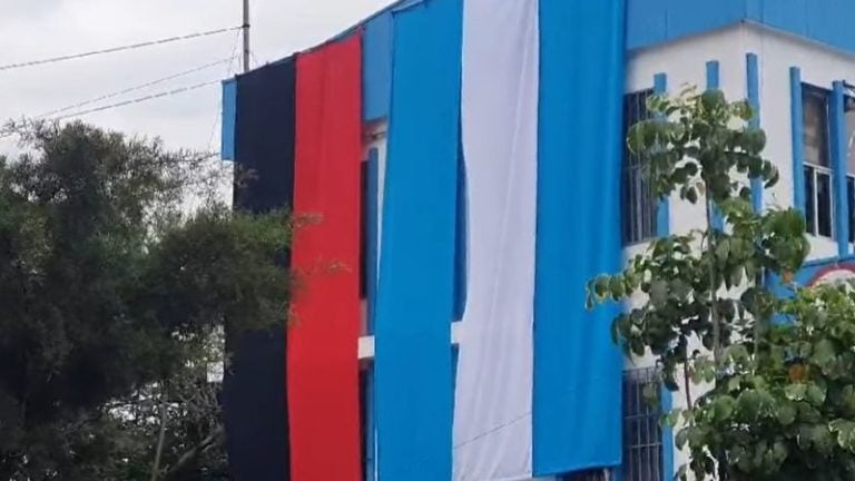 Bandera comunista en SERNA