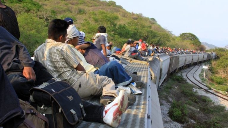 Migrante hondureño pierde una pierna y un brazo al caer de "La Bestia"