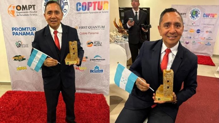 El hondureño ganó el premio a la Originalidad por su reportaje sobe las playas de Tela.