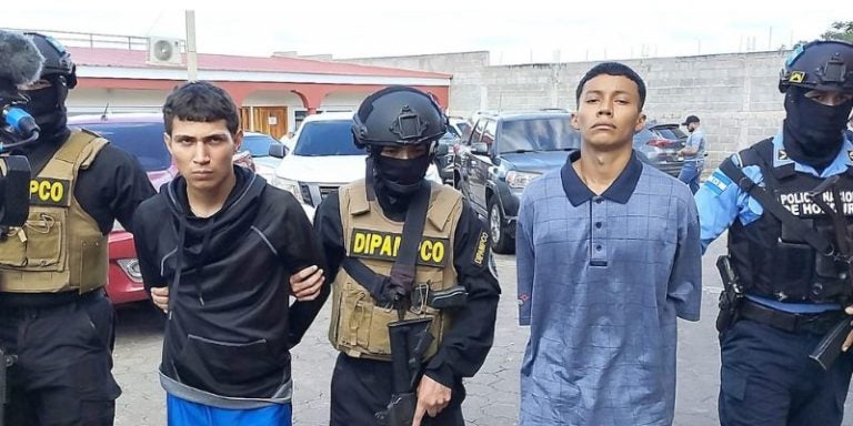 Capturan a dos pandilleros con un fusil e indumentaria policial falsa