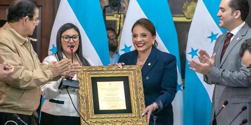 Entregan reconocimiento a la presidenta Castro por su lucha contra la trata
