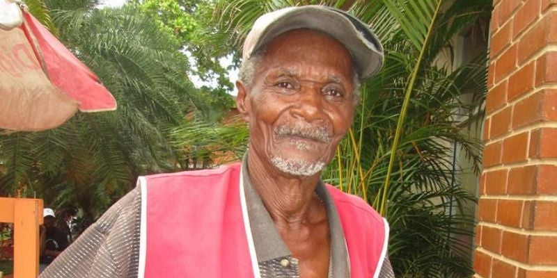 Vendiendo periódicos señor de 80 años mantiene a su familia en Roatán