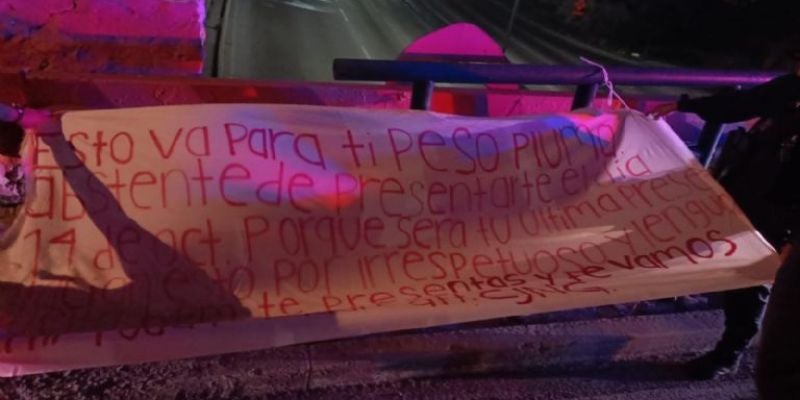 Amenazan a muerte a Peso Pluma con mensaje en narco manta