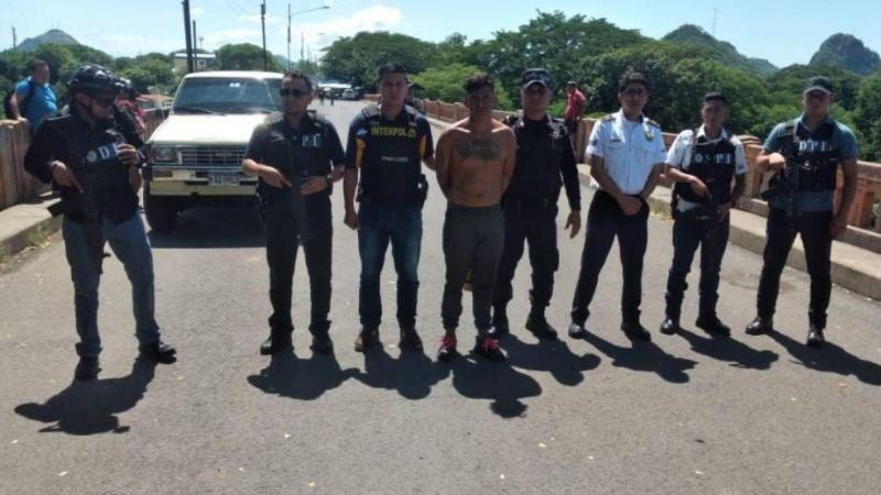 Honduras entrega a El Salvador a pandillero capturado en el sur