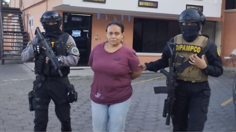 Con un fusil de asalto y droga capturan a mujer de 56 años en Comayagüela