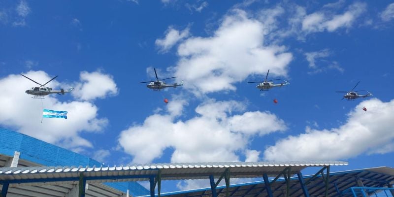 Con show aereo llegan helicópteros de las Fuerzas Armadas al Estadio