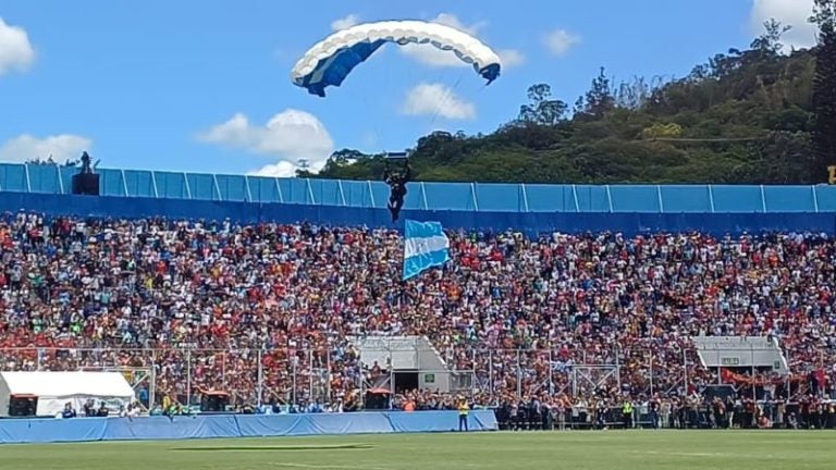 Junto a 2 mujeres, paracaidistas engalanan show aéreo en el Estadio