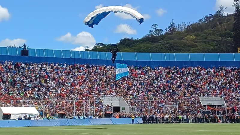 Junto a 2 mujeres, paracaidistas engalanan show aéreo en el Estadio