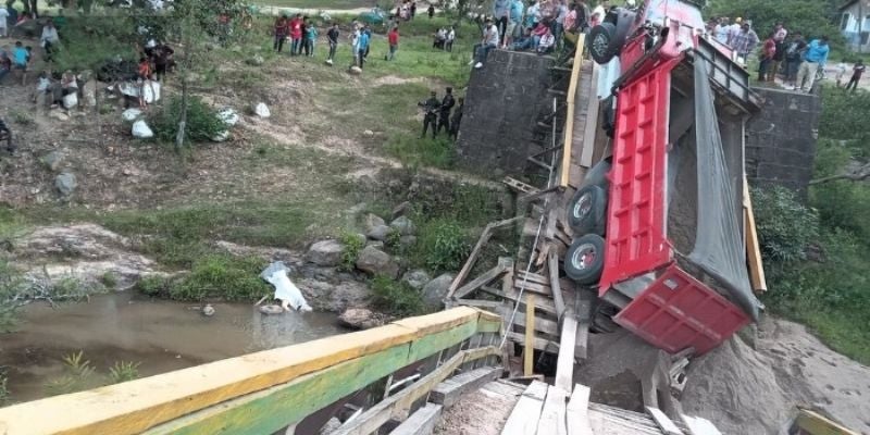Volqueta provoca colapso de puente y mata a una mujer en el río en San Matías