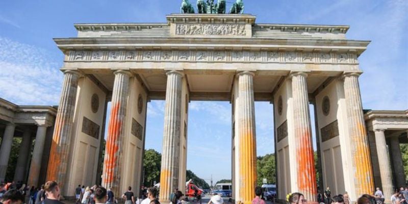 VIDEO: Ecologistas pintan la icónica Puerta de Brandeburgo de Berlín