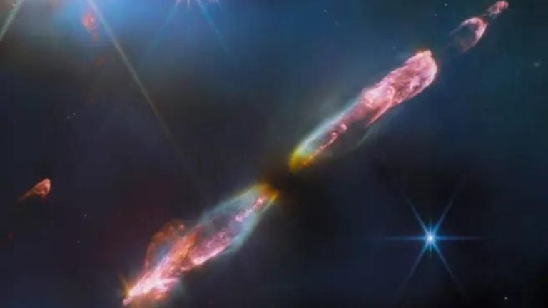 Captan imagen de una estrella recién nacida arrojando chorros de gas