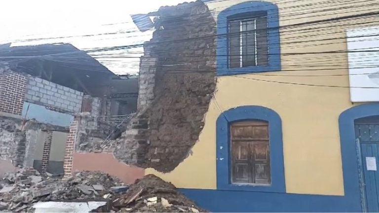 Por lluvias se derrumba pared de posta policial en Marcala, La Paz