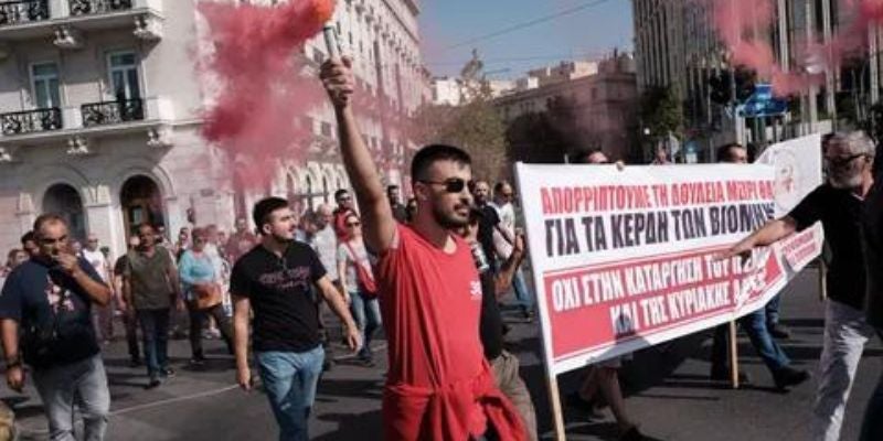 Grecia aprueba reforma laboral de 13 horas diarias