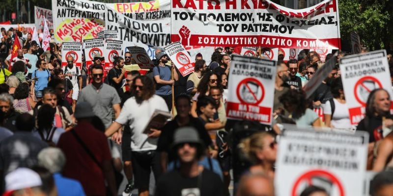 Grecia aprueba reforma laboral de 13 horas diarias