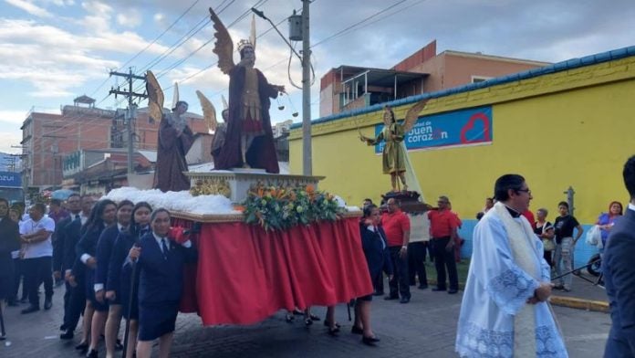 Celebran procesión en honor al patrono de Tegucigalpa, San Miguel Arcangel