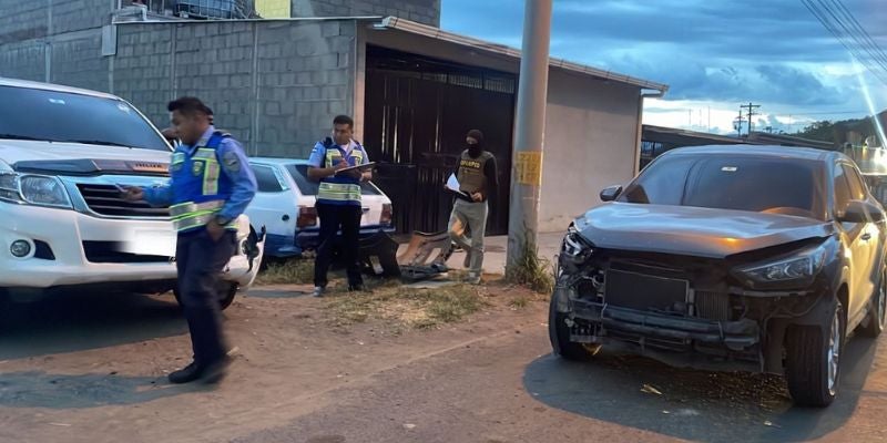 En persecución a delincuente agentes de la Dipampco chocan contra camioneta
