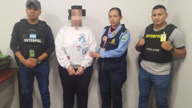 Capturan a hondureña deportada de España por estafa a cooperativa