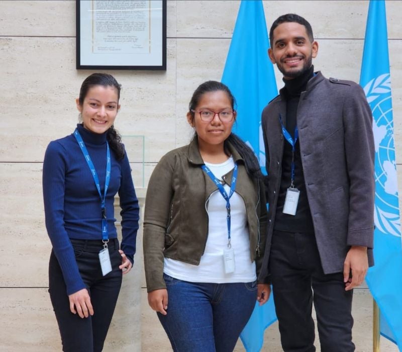 Youtuber hondureña recibe premio