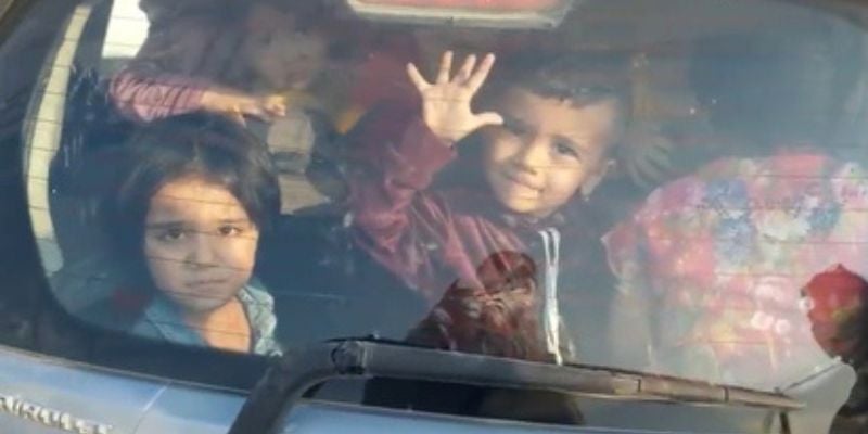  Detienen a profesora por llevar a 25 alumnos en su carro en Uzbekistán