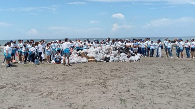 En jornada de limpieza recolectan 550 bolsas de basura en playa de Puerto Cortés