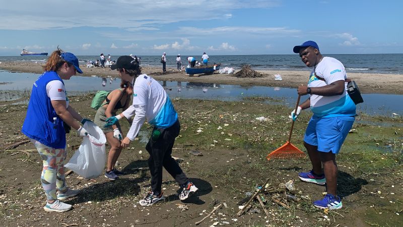 En jornada de limpieza recolectan 550 bolsas de basura en playa de Puerto Cortés