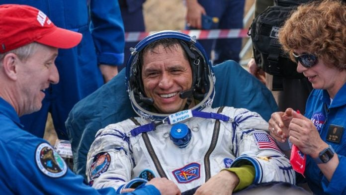 Regresa tierra astronauta varado espacio