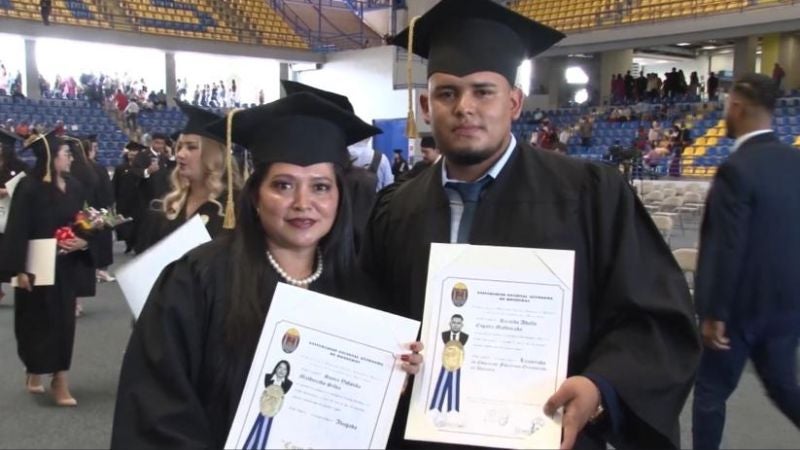 madre e hijo se graduan juntos