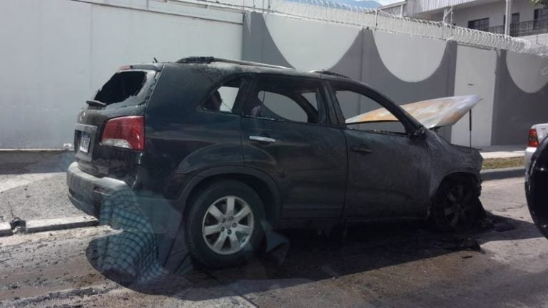 Camioneta Kia se incendia en SPS