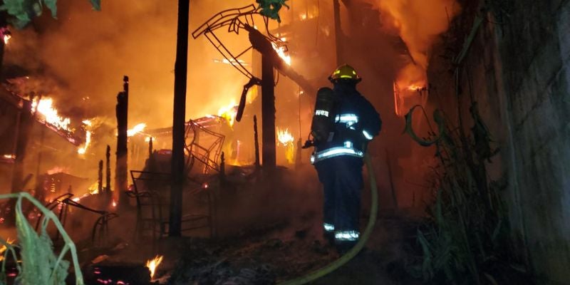 Incendio arrasa una vivienda en Sandy Bay, Roatán