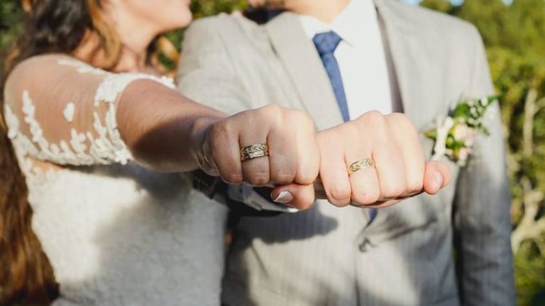 Pareja se divorcia 24 horas después de la boda por una broma con la tarta