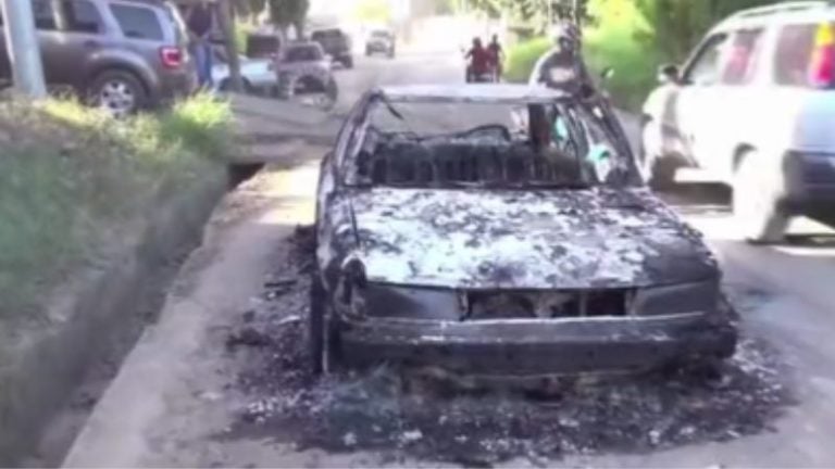 Raptan taxista queman vehículo