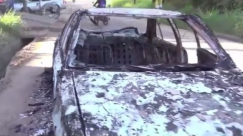 Raptan taxista queman vehículo